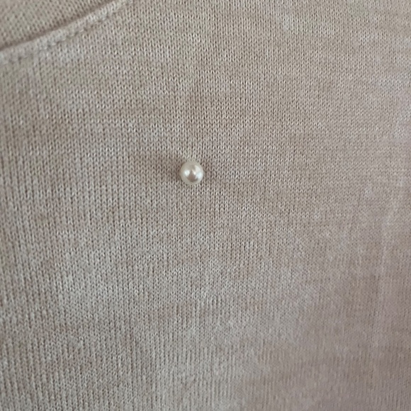 Soft Creamy Sweater with Pearls - Picture 6 of 8